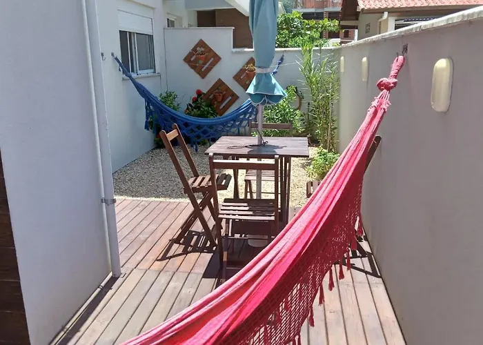 Apto Na Praia De Palmas, Climatizado, Com Piscina, Proximo Ao Mar E Com Jardim Privativo